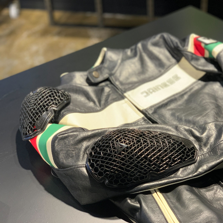 レーシングスピリットを日常に ― HF D1 LEATHER JACKET